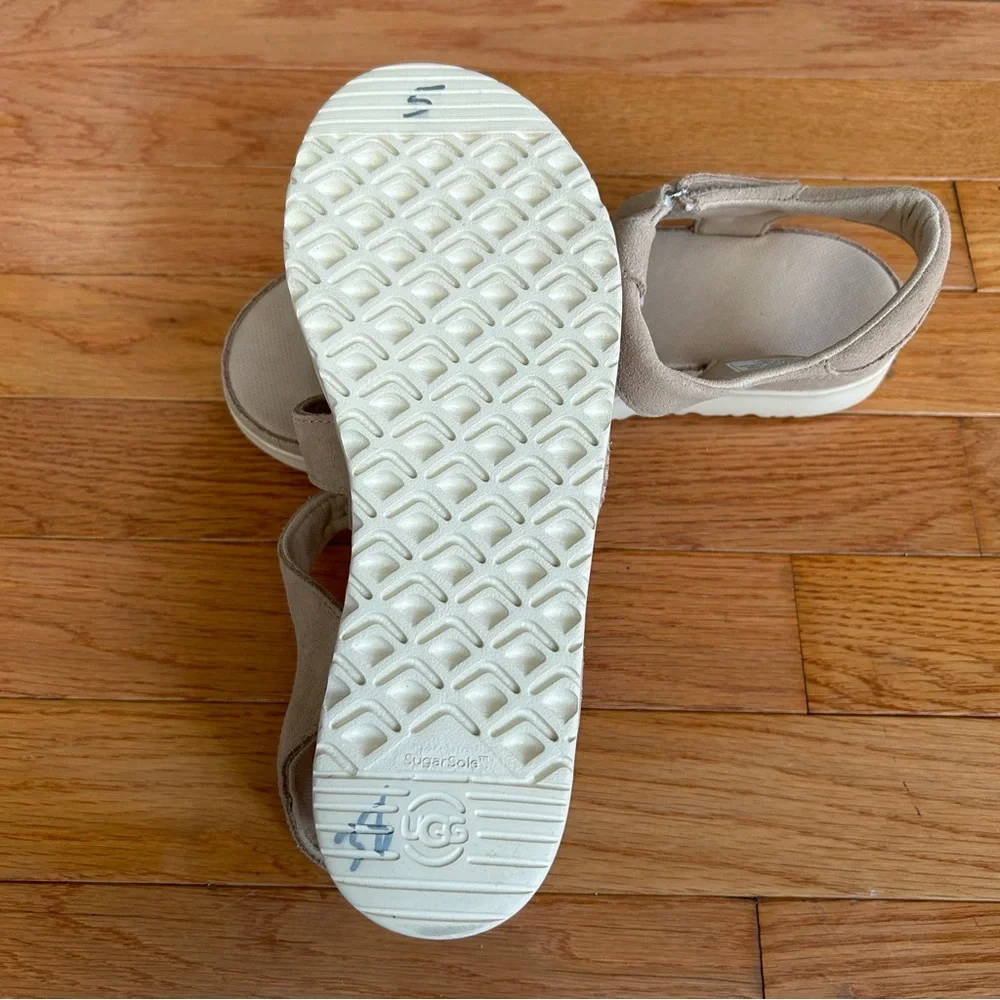 NWOB UGG Kids Goldenstar Strap Platform Sandals, Size 5 Youth.